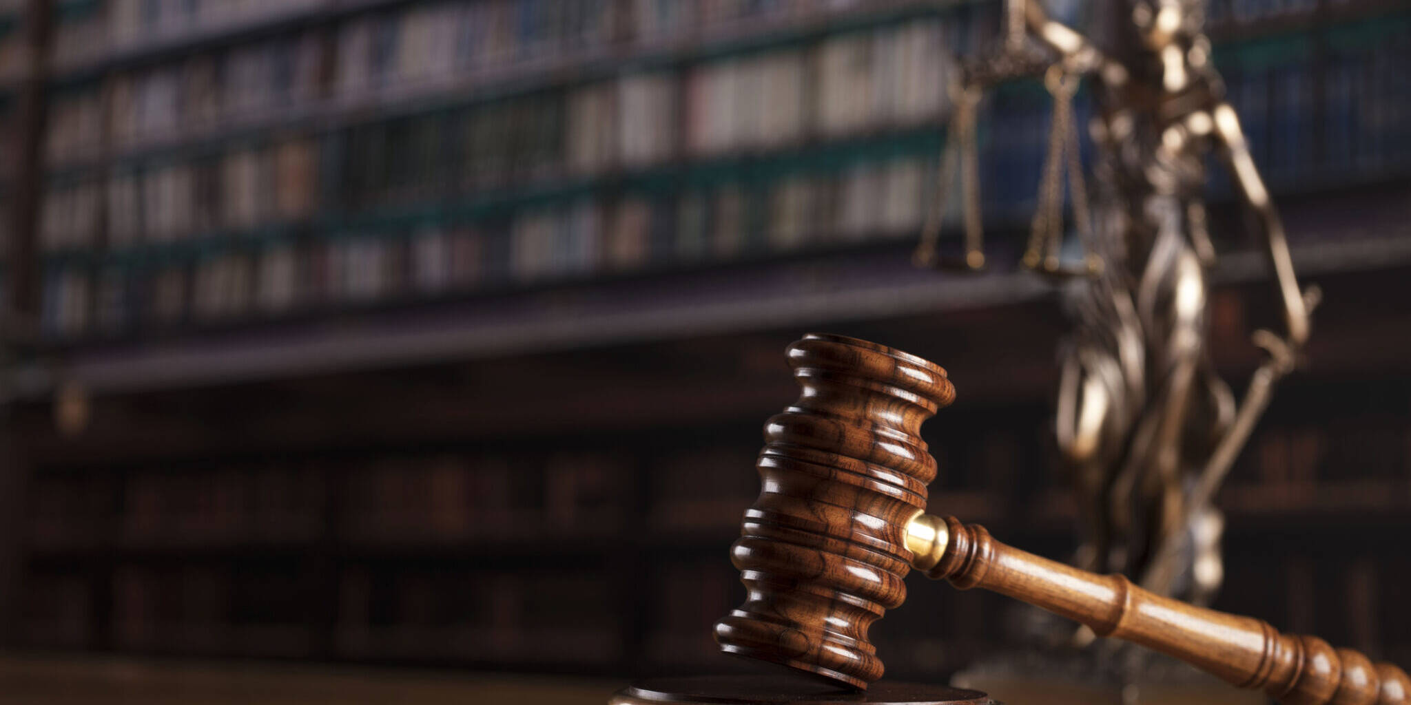 Gavel and Themis statue in the court library.