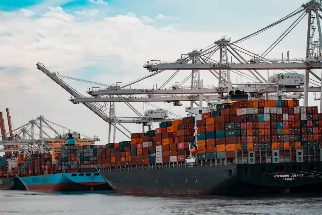 An image of an export shipment carrier.